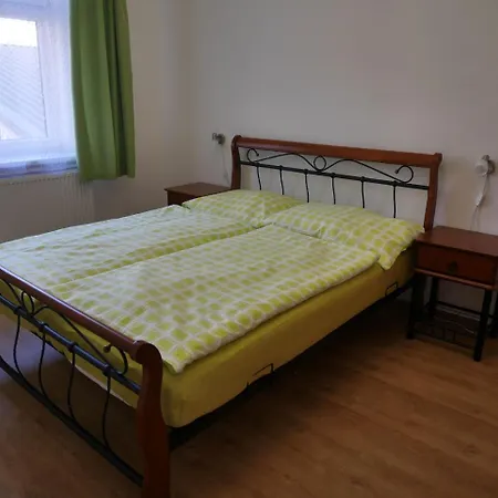 Moskevská 40 * KLV